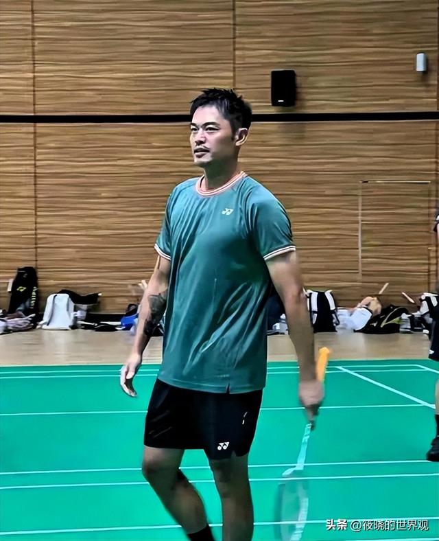 42岁林丹和44岁谢杏芳罕见同框，精神状态天差地别，活像两代人