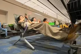 大兴机场被北漂睡成“洗浴中心”，撕开当下社会最体面的一幕图片