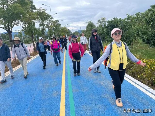 假日徒步，走昆明滇池草海之开合浮桥、雨中打卡新晋网红地，休闲