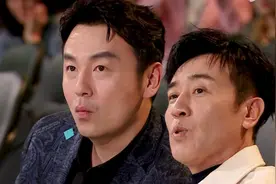 星光大赏台下好精彩：胡歌无聊睡着，赵露思看手机，王一博玩快闪图片