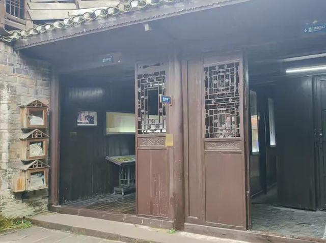 五彩斑斓营造出如梦如幻的古典意境