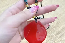 取自鱼身的宝贝，佩戴5年多的鱼惊石，红透玉化，还能驱邪纳福。图片