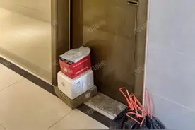 骑手送达未按顾客要求带走门口垃圾，遭对方恶语相向投诉处罚；饿了么回应：问题查清差评扣罚已取消图片