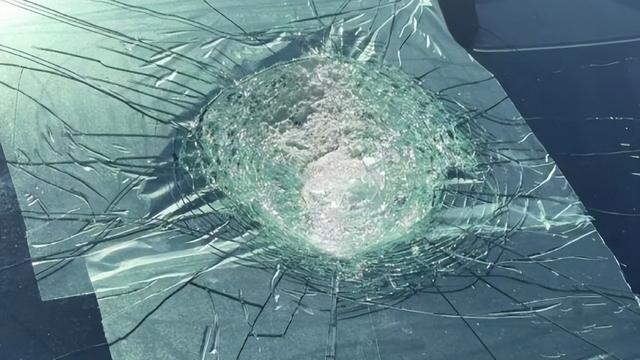 陨石撞击移动汽车全球首例？澳洲特斯拉遭遇神秘天外来客