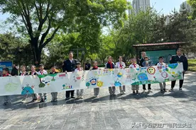 迎接“世界地球日” 手绘长卷倡环保图片