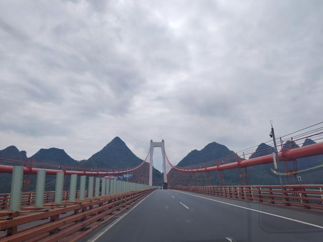 南行漫记：饿着肚子离开织金，路遇双乳峰，错过特大桥景区
