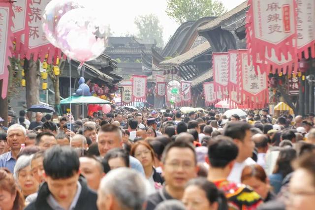 夯爆了！元通古镇清明春台会玩出新潮范儿