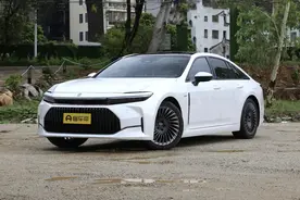 体验全新一代丰田皇冠：原装进口，质感依旧，能买吗？图片