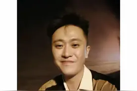 主持人杨帆分享一家三口夜骑故宫，10岁大女儿亭亭玉立和爸爸好像图片