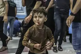 充满恐惧，刚从废墟中被救出的一名加沙平民儿童，还穿着纸尿裤图片