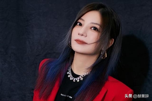 不顾形象亲日辱华，野心勃勃的赵薇露出真面目后，如今下场有多惨