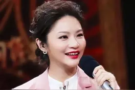 央视美女主持人孟盛楠，气质不输董卿，曾与成龙传绯闻43岁还单身图片