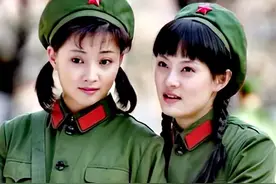 当兵时最怕洗军装，领章拆下洗完要缝上，领章不拆领章越洗越发白图片