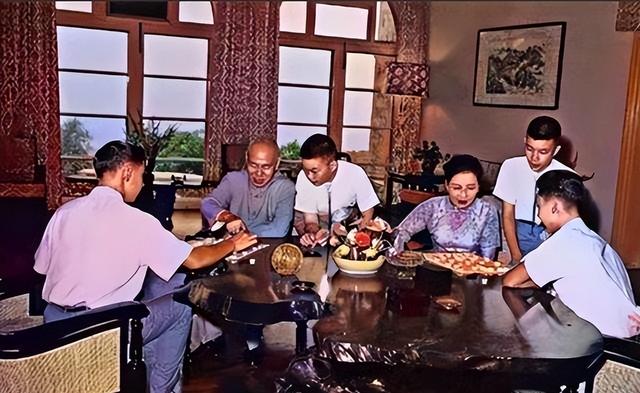 1968年宋子安携妻在儿子毕业礼留影，次年辞世，妻子改嫁埃及富翁