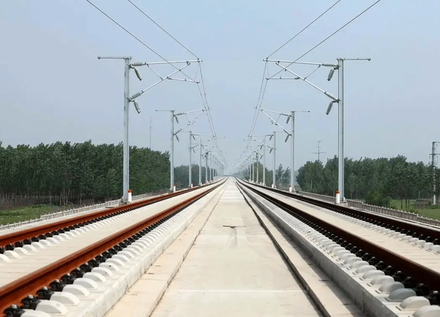 为啥火车轨道要铺设碎石子，而高铁轨道却不用铺呢？有啥科学解释