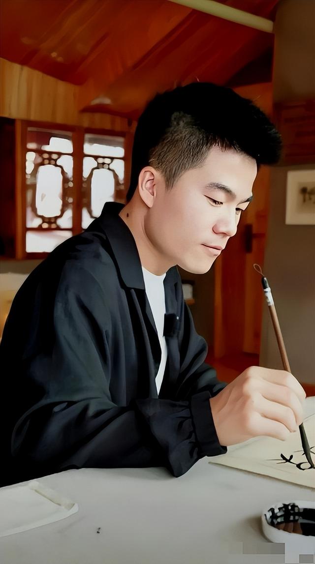 官媒发文，高调官宣32岁董宇辉喜讯，全网恭喜，终于等到这一天