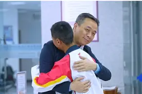 与《中国诗词大会》小观众的一个约定，让我对康震肃然起敬图片