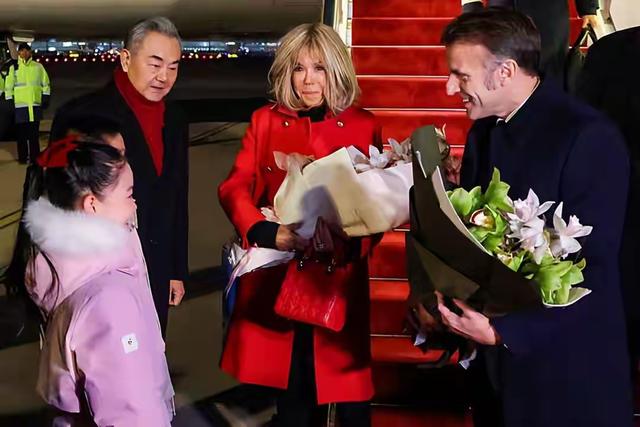 法国总统携夫人访华，72布丽吉特两套衣服干练减龄，展显女人魅力