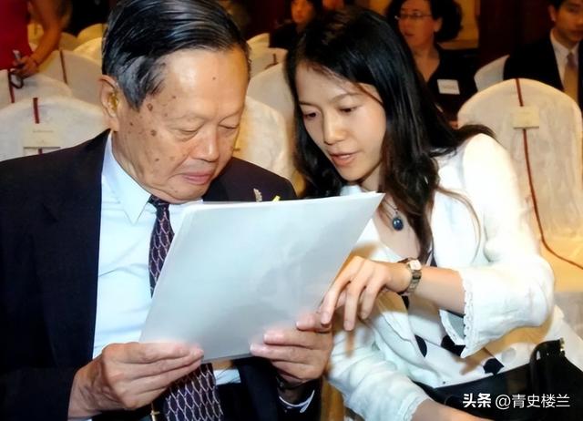 杨振宁去世后	，翁帆再发文，49岁无子女的她，早已被安排好了退路