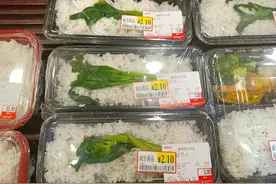 江西00后小伙晒“青菜盒饭”走红，每月花销500，一年攒下5万图片