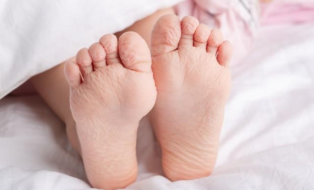 天气越来越冷，妈妈千万别让宝宝这样睡觉，很容易生病！