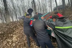 望岳正能量丨下雨天，老人骑三轮车摔进路边沟，幸亏有他们……图片