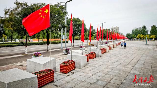 一眼心动！大同文瀛湖风景区“国旗+鲜花”扮靓“双节”~