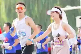 女子戴头纱和丈夫齐跑马拉松发喜糖，男方回应：我们是跑步认识的，一起跑了两年，沿路收到不少人祝福图片