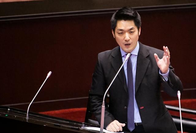 两岸再突发重大事情，蒋万安还没坐飞机来陆，国台办发出一个警告