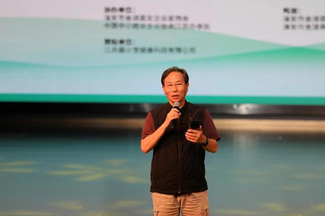 万亩荷田绽芳华 华服雅韵贺八一