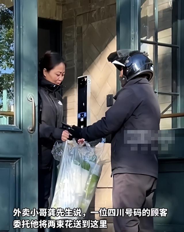 送别杨振宁！翁帆领头脸煞白鼻子通红，未见大儿子花篮不见其身影