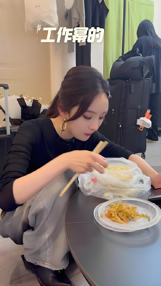 杨幂baby旧照曝光！万万没想到，女明星私下里陪大佬吃饭都是素颜