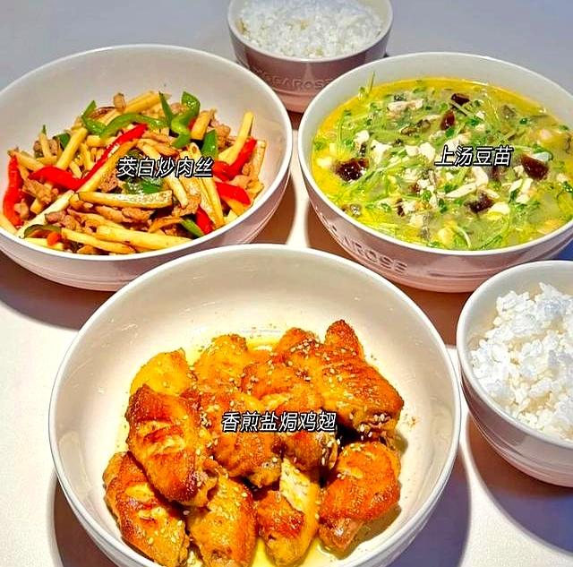 自己做家常菜虽然没有外面饭店的好吃，可是健康卫生吖！