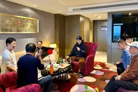 姜昆领衔“五人组”，在江苏卫视春晚创演讽刺性相声《“精准推送”》图片