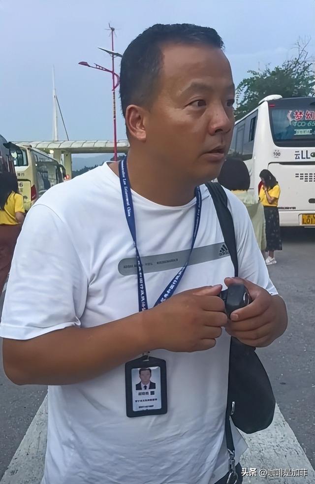130名游客被丢服务区暴晒！旅游团六小时不发车！花钱也解决不了