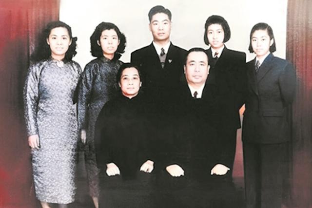 陈宝仓骨灰回家路：朋友冒险偷骨灰，女儿同学带骨灰跳海偷渡登岸