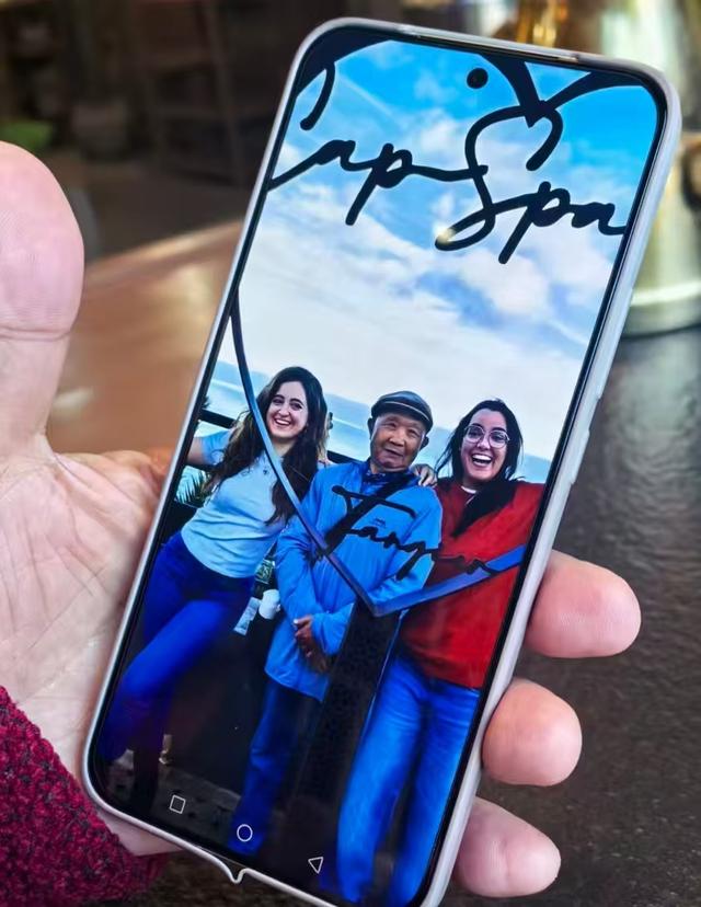 82岁湖北大爷背包独行10年闯世界：解锁四大洲踏遍10余国，一个月花掉近一年退休金，下一站准备征服美洲