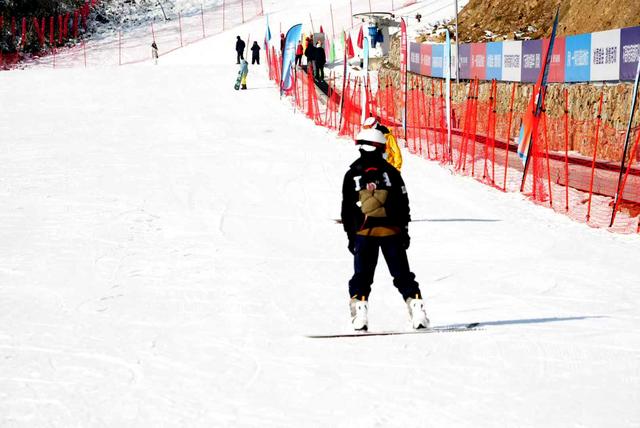 冬天的利州月坝可以滑雪，雪道难度适中，适合亲子家庭！