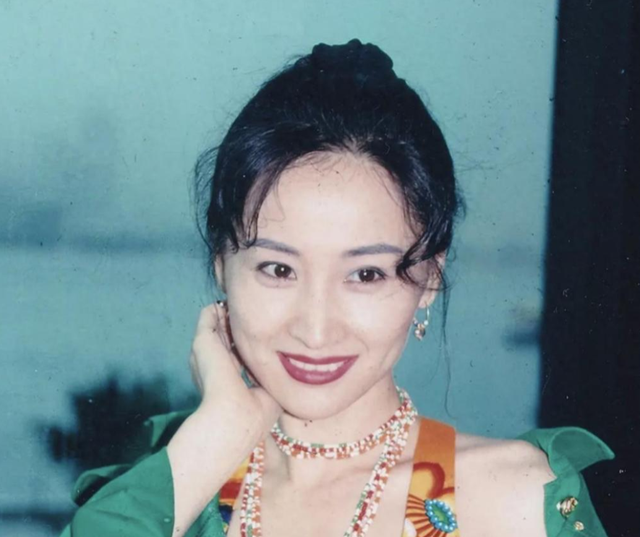 香港第一情妇：她曾是张艺谋白月光，被黑道打掉子言，现如何了？