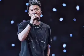 谢霆锋香港演唱会第二场，谢贤到场观看，3个彩蛋甜蜜告白王菲图片