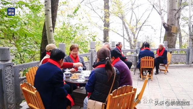 崇信县举办“相约重阳节·祈福龙泉寺”老年人登山活动