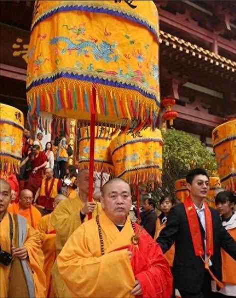 释永信老家村民：早年他大哥从少林寺带回一个装满钞票的尼龙袋子