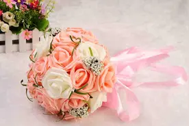 婚礼举行时新娘临时要求加价该怎么办？网友：娶回家就是祸害！图片