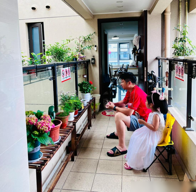 一女子在“公共楼道”里养花，男邻居的反应，真是“出乎预料”