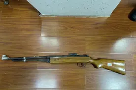 点赞！黄石一男子整理父亲旧物发现枪支 主动上交公安机关图片