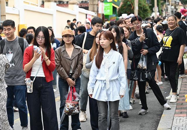 老城烟火气与艺术灵动碰撞 国庆假期青岛龙江路再掀打卡热潮
