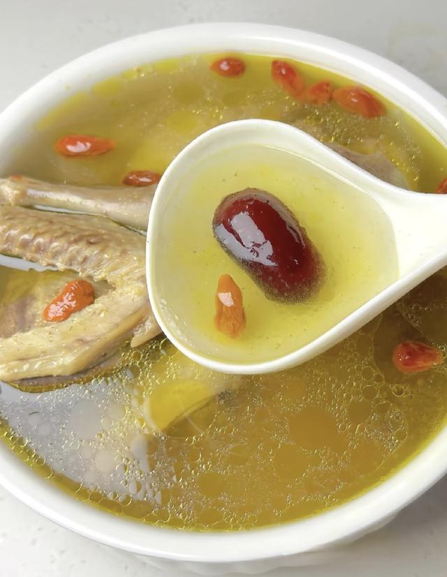 “一鸽顶九鸡”,别总炖鸡汤了,鸽子的4种吃法,健脾养胃补气血
