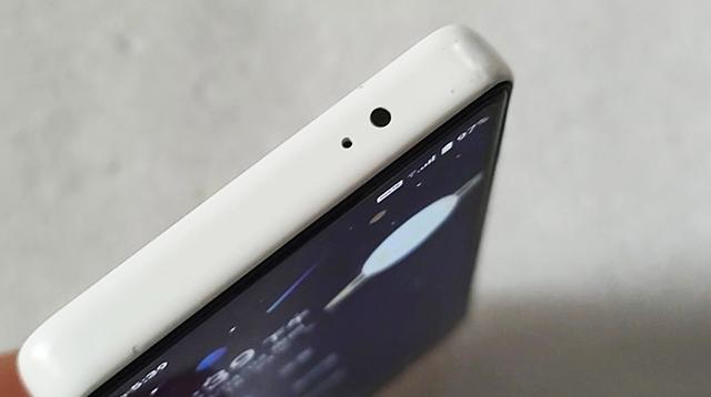 长条造型像遥控器，这款国产小众智能机，定制系统更好用