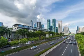 【深圳特区报】收到违停提醒10分钟内可申请免罚 深圳交警处罚违停实行人性化执法，同一台车一年内有2次机会图片