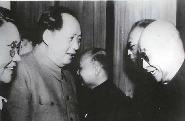 建国初，毛主席听闻卫生部要废除中医，当即决定免掉2个人的职务